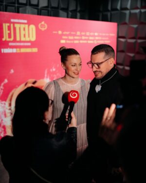 Natalia Germani Instagram - Do tretice všetko dobré a touto bratislavskou premiérou @jejitelo ukončujeme našu tour, no verím že film si ešte po svete ešte pocestuje. 
Ďakujeme za všetku podporu✨✨

Na sebe mám úžasný hodvábny model od @patrikhaaz 
Pri sebe mám úžasného modela @martinvalihora ❤️❤️✨