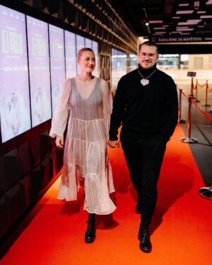 Natalia Germani Instagram - Do tretice všetko dobré a touto bratislavskou premiérou @jejitelo ukončujeme našu tour, no verím že film si ešte po svete ešte pocestuje. 
Ďakujeme za všetku podporu✨✨

Na sebe mám úžasný hodvábny model od @patrikhaaz 
Pri sebe mám úžasného modela @martinvalihora ❤️❤️✨