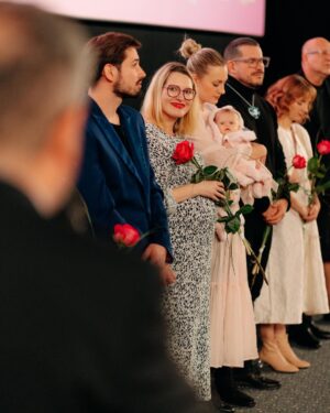 Natalia Germani Instagram - Do tretice všetko dobré a touto bratislavskou premiérou @jejitelo ukončujeme našu tour, no verím že film si ešte po svete ešte pocestuje. 
Ďakujeme za všetku podporu✨✨

Na sebe mám úžasný hodvábny model od @patrikhaaz 
Pri sebe mám úžasného modela @martinvalihora ❤️❤️✨