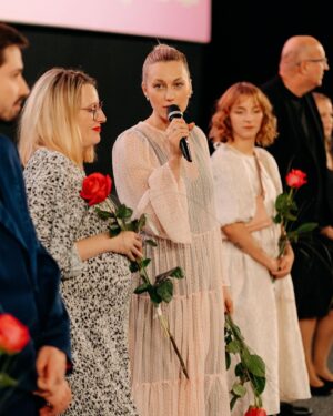 Natalia Germani Instagram - Do tretice všetko dobré a touto bratislavskou premiérou @jejitelo ukončujeme našu tour, no verím že film si ešte po svete ešte pocestuje. 
Ďakujeme za všetku podporu✨✨

Na sebe mám úžasný hodvábny model od @patrikhaaz 
Pri sebe mám úžasného modela @martinvalihora ❤️❤️✨