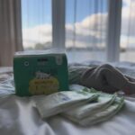 Natalia Germani Instagram - Koľko detských plienok denne vyhodíte do koša? Ja momentálne tak 7. 7x7x4= 196 plienok za mesiac. To som jedna mama. Koľko ich je v tomto čase asi na Slovensku? A koľko asi tak na celom svete? Asi takto nejak som premýšľala pred narodením mojej druhorodenej. V tom čase ma oslovila @healthfactory_cz , ktorá spolupracuje so značkami s rešpektom k prírode. Také su aj, u náse ešte nie veľmi známe plienky, Muumi Baby. Pochadzajú z Fínska, kde sa aj vyrábajú v jedinej továrni priamo na plienky pomocou solárnej a vodnej energie, sú z certifikovanej celulózy z fínskych lesov a sú CO2 neutrálne. Okrem iného sú hypoalergénne, majú priedušný materiál z rastlinných vlákien a super držia. Ešte sme nemali ani jednu nehodu. Všetky vieme, že ich potrebujeme, a zároveň je skvelé, že v dnešnej dobe máme všetky možnosť si vybrať to najlepšie podľa našich preferencií. Ja som sa pustila do tejto ekospolupráce a snáď ňou môžem inšpirovať aj vás Pri kúpe mesačného balenia plienok MUUMI BABY v dátumoch od 13.11.-19.11. totiž dostanete zdarma super pomocníka, ktorého máme doma už odkedy sa narodila Zuna, odor free kôš na plienky značky Tommee Tippee ✨🙂 Odporúčam 👍🏼 #muumi #muumibaby #ekopleny #muumibabyczsk #spolupraca Everywhere