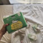 Natalia Germani Instagram - Koľko detských plienok denne vyhodíte do koša? Ja momentálne tak 7. 7x7x4= 196 plienok za mesiac. To som jedna mama. Koľko ich je v tomto čase asi na Slovensku? A koľko asi tak na celom svete? Asi takto nejak som premýšľala pred narodením mojej druhorodenej. V tom čase ma oslovila @healthfactory_cz , ktorá spolupracuje so značkami s rešpektom k prírode. Také su aj, u náse ešte nie veľmi známe plienky, Muumi Baby. Pochadzajú z Fínska, kde sa aj vyrábajú v jedinej továrni priamo na plienky pomocou solárnej a vodnej energie, sú z certifikovanej celulózy z fínskych lesov a sú CO2 neutrálne. Okrem iného sú hypoalergénne, majú priedušný materiál z rastlinných vlákien a super držia. Ešte sme nemali ani jednu nehodu. Všetky vieme, že ich potrebujeme, a zároveň je skvelé, že v dnešnej dobe máme všetky možnosť si vybrať to najlepšie podľa našich preferencií. Ja som sa pustila do tejto ekospolupráce a snáď ňou môžem inšpirovať aj vás Pri kúpe mesačného balenia plienok MUUMI BABY v dátumoch od 13.11.-19.11. totiž dostanete zdarma super pomocníka, ktorého máme doma už odkedy sa narodila Zuna, odor free kôš na plienky značky Tommee Tippee ✨🙂 Odporúčam 👍🏼 #muumi #muumibaby #ekopleny #muumibabyczsk #spolupraca Everywhere