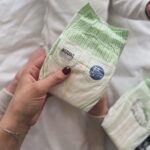 Natalia Germani Instagram - Koľko detských plienok denne vyhodíte do koša? Ja momentálne tak 7. 7x7x4= 196 plienok za mesiac. To som jedna mama. Koľko ich je v tomto čase asi na Slovensku? A koľko asi tak na celom svete? Asi takto nejak som premýšľala pred narodením mojej druhorodenej. V tom čase ma oslovila @healthfactory_cz , ktorá spolupracuje so značkami s rešpektom k prírode. Také su aj, u náse ešte nie veľmi známe plienky, Muumi Baby. Pochadzajú z Fínska, kde sa aj vyrábajú v jedinej továrni priamo na plienky pomocou solárnej a vodnej energie, sú z certifikovanej celulózy z fínskych lesov a sú CO2 neutrálne. Okrem iného sú hypoalergénne, majú priedušný materiál z rastlinných vlákien a super držia. Ešte sme nemali ani jednu nehodu. Všetky vieme, že ich potrebujeme, a zároveň je skvelé, že v dnešnej dobe máme všetky možnosť si vybrať to najlepšie podľa našich preferencií. Ja som sa pustila do tejto ekospolupráce a snáď ňou môžem inšpirovať aj vás Pri kúpe mesačného balenia plienok MUUMI BABY v dátumoch od 13.11.-19.11. totiž dostanete zdarma super pomocníka, ktorého máme doma už odkedy sa narodila Zuna, odor free kôš na plienky značky Tommee Tippee ✨🙂 Odporúčam 👍🏼 #muumi #muumibaby #ekopleny #muumibabyczsk #spolupraca Everywhere