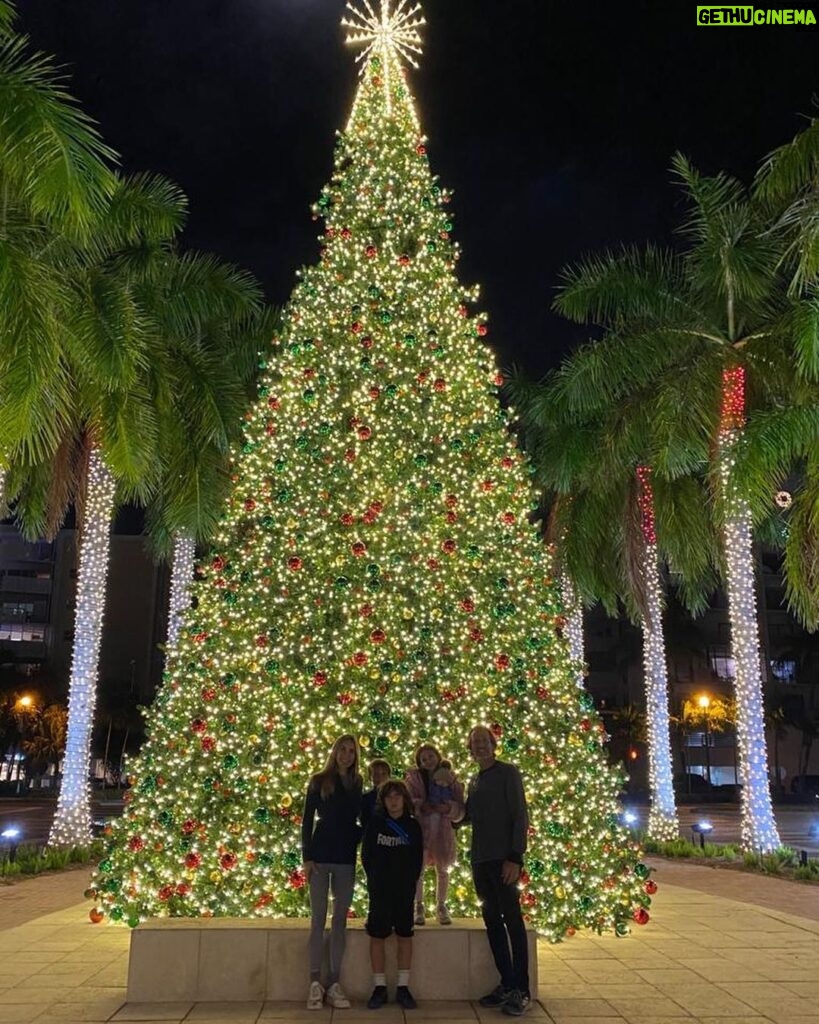 Natalia Streignard Instagram - Feliz Navidad ... y muchisimas felicidades para este año que esta por venir... que el 2021 venga cargado de cosas lindas y de mucha salud para poder disfrutarlas.... desde Miami les envia toda mi familia muchas felicidades!!!!❤️❤️❤️