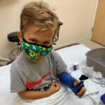 Natalia Streignard Instagram - Hoy desafiando el coronavirus nos toco correr al hospital... mi gordito con yeso otra vez! Que tal????