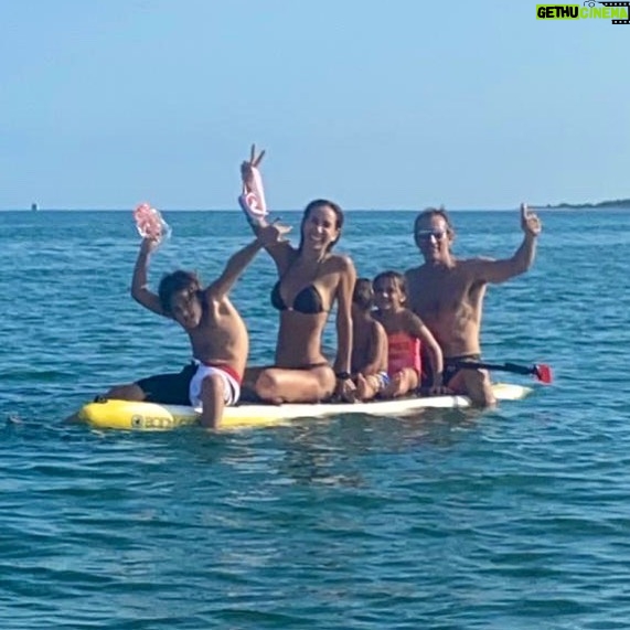 Natalia Streignard Instagram - Y asi fue nuestro ultimo domingo de summer!!!! Delicioso... debajo de nosotros, nose ven pero habia al menos 4 manatees!!!! En familia y con amigos un dia espectacular!!!!