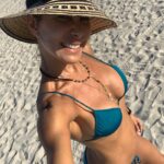 Natalia Streignard Instagram – Hace años me regalaron este sombrero wayuulove y hoy es aun el dia que sigo disfrutando de el y esta igualito que el primer dia! Playita rica protegiendo la cara del sol !!!