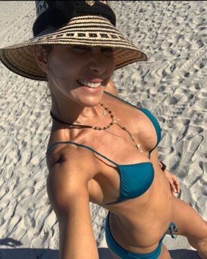Natalia Streignard Instagram - Hace años me regalaron este sombrero wayuulove y hoy es aun el dia que sigo disfrutando de el y esta igualito que el primer dia! Playita rica protegiendo la cara del sol !!!