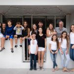 Natalia Streignard Instagram - #frontporchproject y Eva Marie Uzcategui lograron el milagro de las fotos tan bellas ... Claudia y Diego los de la idea maravillosa de tener este recuerdo para la historia y el grupo somos todos o casi todos los culpables de que esta cuarentena sea tan divertida..! Definitivamente tener amigos es lo maximo y mas si son tus vecinos... al mal tiempo buena cara... cuarentena feliz!!!!! Vecinos los quierooooooo...!❤️