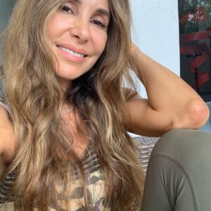 Natalia Streignard Instagram - Hola buen dia, aqui les muestro mi rutina tempranito de ejercicios!!! Me toca levantarme temprano todos loa dias porque mis hijos no me dejan! Asi que con cara de amanecida, sin hacer ruido y concentrada les muestro la hora para mi...!!! Luego a las 8:30 ya comienza la locura de mi casa jajajajjajajjaja pero bueh!