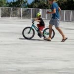 Natalia Streignard Instagram - Aja y el pequeñin no se quedo sin aprender algo!!!!! Agarro la bicicleta de Gia!!!! La gande y se monto sin rueditas!!!!! Ahi Dino corriendo por si se caia pero nada! Como un pro mi chiquitin!!!!