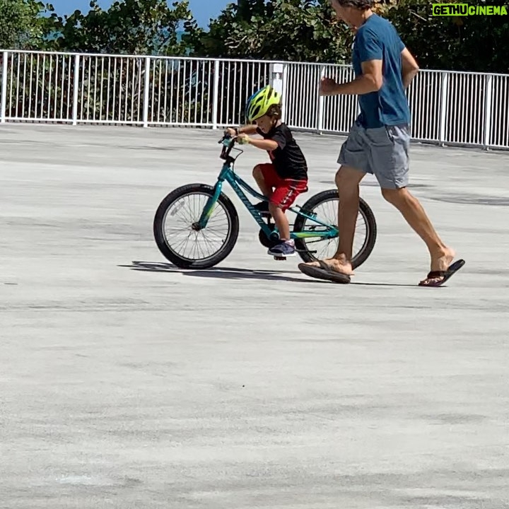 Natalia Streignard Instagram - Aja y el pequeñin no se quedo sin aprender algo!!!!! Agarro la bicicleta de Gia!!!! La gande y se monto sin rueditas!!!!! Ahi Dino corriendo por si se caia pero nada! Como un pro mi chiquitin!!!!