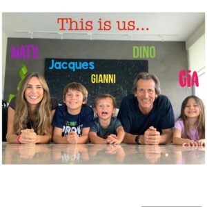 Natalia Streignard Instagram - Aqui uno jugando con el tlf! Jajajjaja me quedo buena la foto ah? Ojala todos ud esten  sanos y en casita como nostros! Les deseo lo mejor!❤️❤️