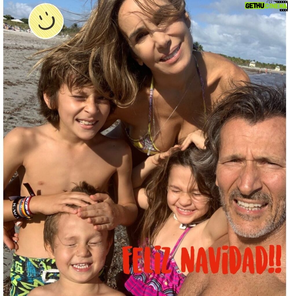 Natalia Streignard Instagram - Feliz Navidad!!!!! Que Dios los bendiga y les llene de felicidad!!! Son mis deseos para todos uds!!!! ❤️❤️❤️❤️❤️ en familia la vida es mas sabrosa...