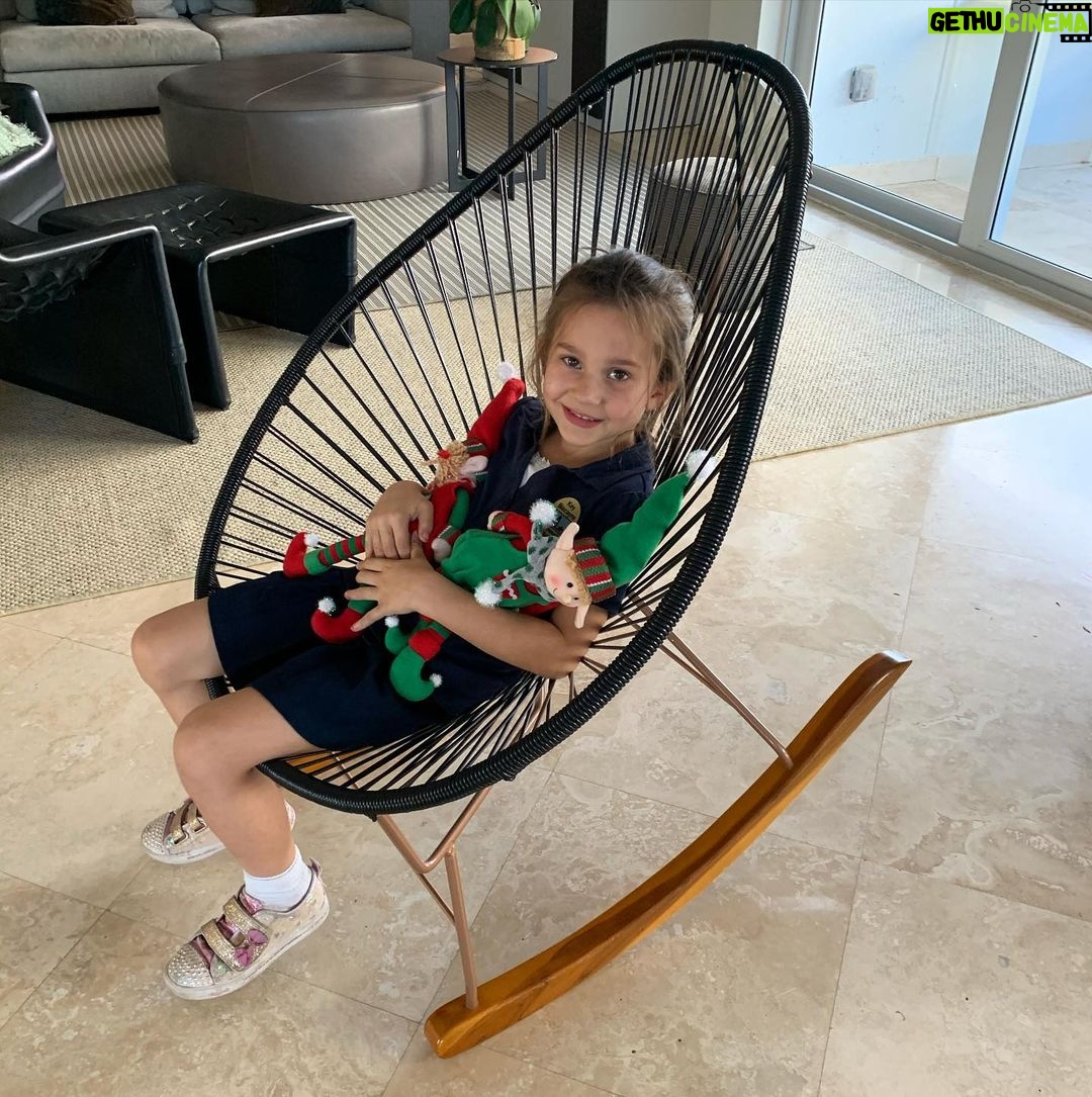 Natalia Streignard Instagram - Ya porque la flaka se puso celosa que ella no estaba en la silla..... omg lo que me espera cuando cumpla 13....!