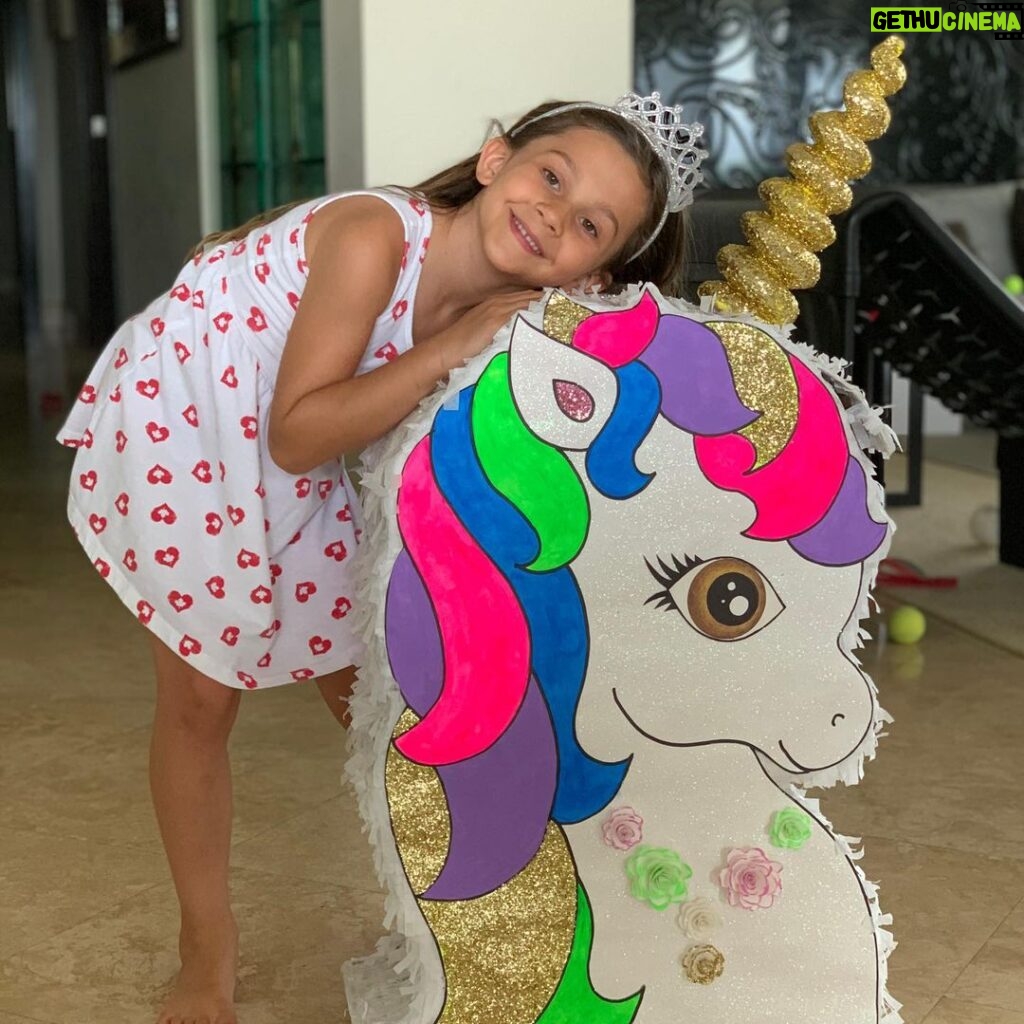 Natalia Streignard Instagram - Mi segunda piñata!!!!! Y muy orgullosa se las presento! Aqui consintiendo a mi princesa en su cumple!