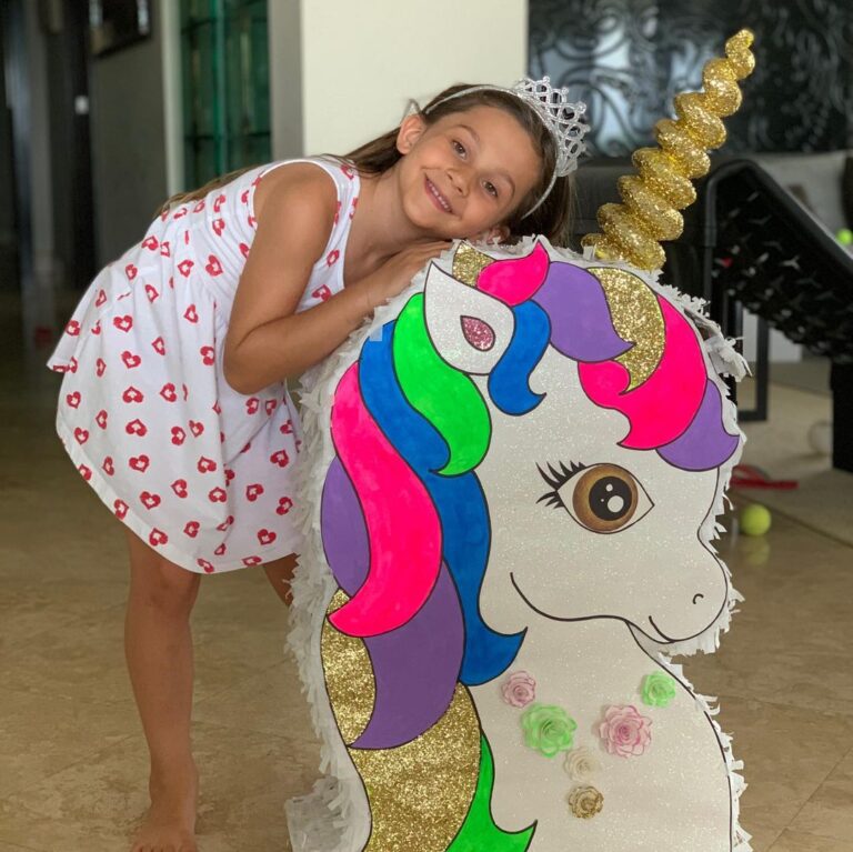 Natalia Streignard Instagram - Mi segunda piñata!!!!! Y muy orgullosa se las presento! Aqui consintiendo a mi princesa en su cumple!