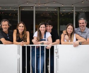 Natalia Streignard Instagram - #frontporchproject y Eva Marie Uzcategui lograron el milagro de las fotos tan bellas ... Claudia y Diego los de la idea maravillosa de tener este recuerdo para la historia y el grupo somos todos o casi todos  los culpables de que esta cuarentena sea tan divertida..! Definitivamente tener amigos es lo maximo y mas si son tus vecinos... al mal tiempo buena cara... cuarentena feliz!!!!! Vecinos los quierooooooo...!❤️