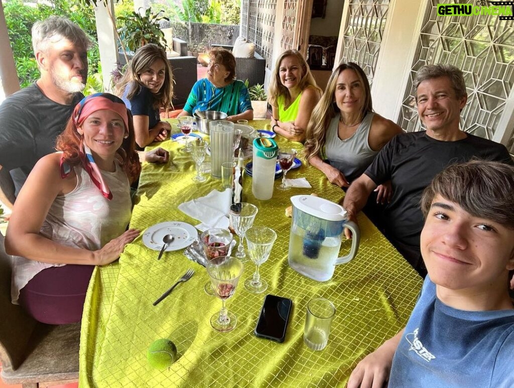 Natalia Streignard Instagram - Family time ….❤️ hasta Fito y Cuchi salieron en la foto!!!!!