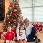 Natalia Streignard Instagram - En estas fiestas les deseo que pasen MARAVILLOSO!! Un beso grande …. Imposible lograr la foto que todos salgan bien jajajjajajajjajaigual con nucho amor les deseamos que el año que viene venga cargado de cosas lindas! Pura felicidad para todos… ❤️❤️❤️