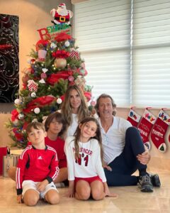 Natalia Streignard Instagram - En estas fiestas les deseo que pasen MARAVILLOSO!! Un beso grande …. Imposible lograr la foto que todos salgan bien jajajjajajajjajaigual con nucho amor les deseamos que el año que viene venga cargado de cosas lindas! Pura felicidad para todos… ❤️❤️❤️