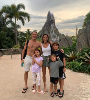 Natalia Streignard Instagram - Family time!!!! Saliendo de Volcano bay… mas que remojada y cual niños lanzándonos de cuanto tobogán existe!!! … que rico disfrutar con los chamos…!!! ❤️❤️❤️❤️❤️❤️