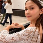 Natalia Streignard Instagram – Finalmente ya mi princesa hizo su primera comunión!!! Que emoción verla toda linda recibiendo a DIOS en su corazón!! ⛪️Gracias a todos los amigos fieles que siempre nos acompañan en los momentos importantes!! Y muchísimas gracias a la Sister Maria que con sus palabras Hermosas nos ayudó a hacer que este día fuera mucho más especial de lo que imaginábamos .. Elvira, Giovanni y familia; Sergio, Carla y Giancarlo, Mafe y Luis, María Gabriela y Federico, Savanna Bella gracias por acompañar a Gia en su día❤️, y no estaba presente pero si de corazón y siempre pendientes Michelle y Gianni Calandriello!