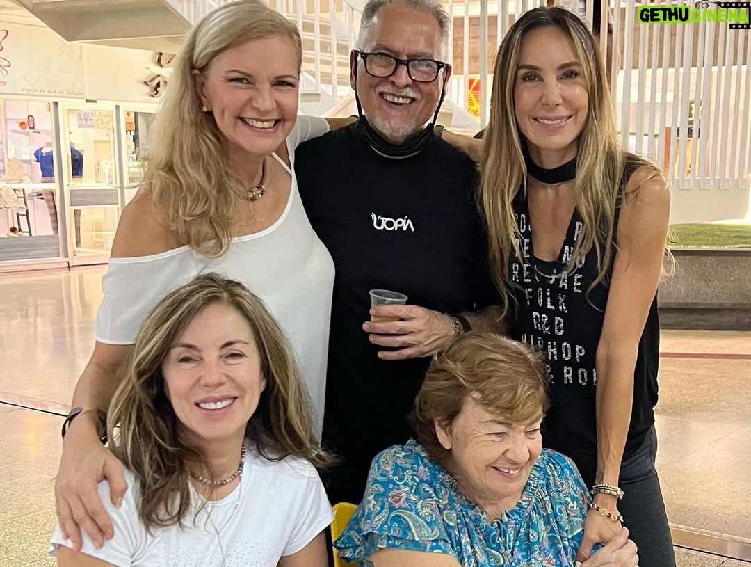 Natalia Streignard Instagram - Family time ….❤️ hasta Fito y Cuchi salieron en la foto!!!!!