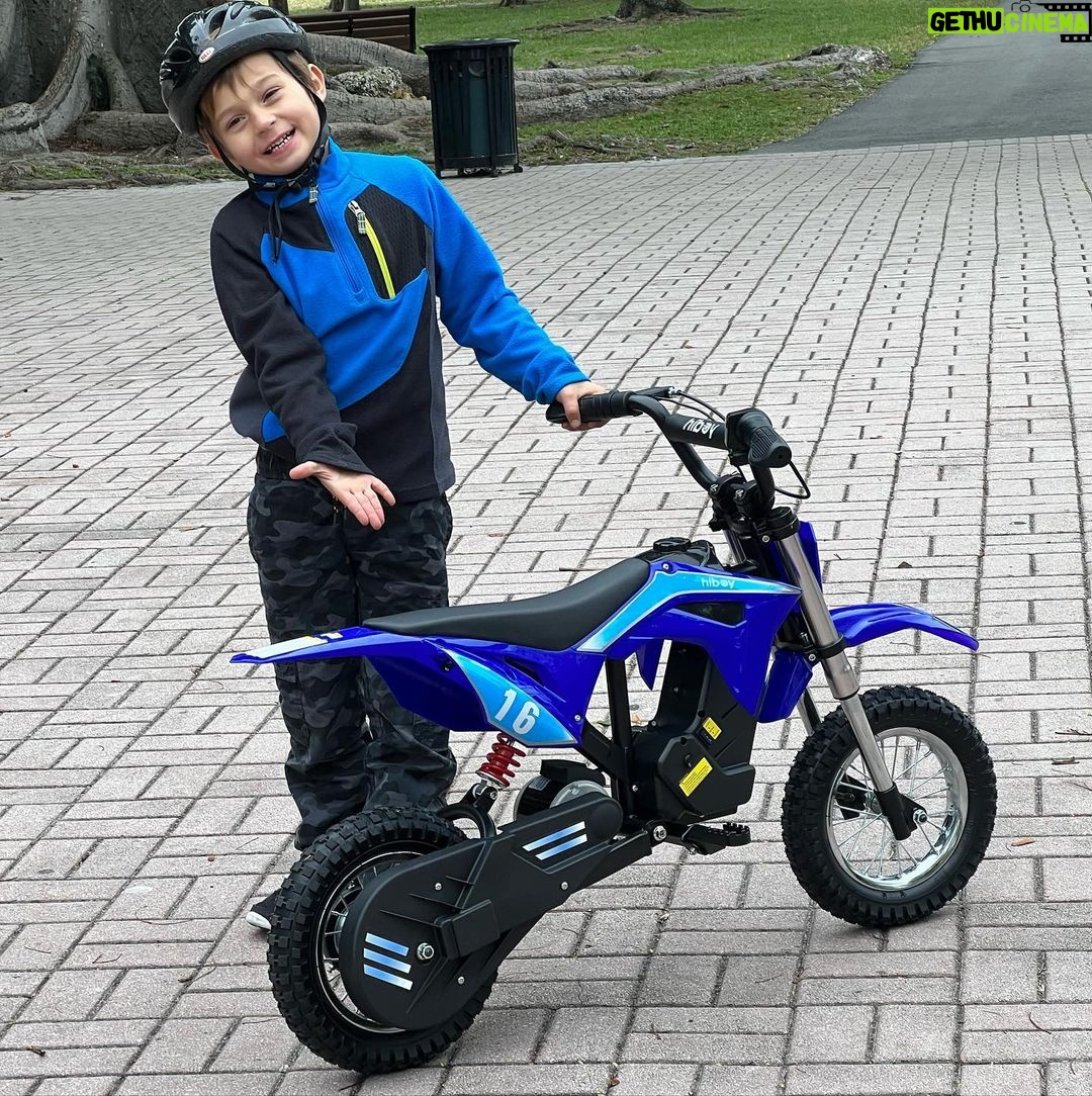 Natalia Streignard Instagram - Mi chiquitito ( ya no tan chiquito) bello, el amoroso de la casa… el regalón!!! Ya 6 añitos… se me hizo grande … ay carambas! Pa comerselo a besos! FELIZ CUMPLEAÑOS MI BEBE !!! Te amo!!!!!