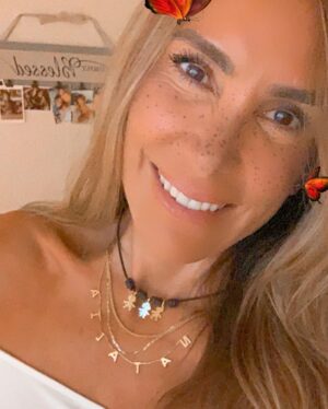 Natalia Streignard Instagram - Miren esta bellezura de @conzeta_thebrand …. Siempre quise tener una cadena con mi nombre y ellos me@la@hicieron… que tal? La ame!!! Mis vecinos adorados ..!!! ❤️❤️❤️❤️