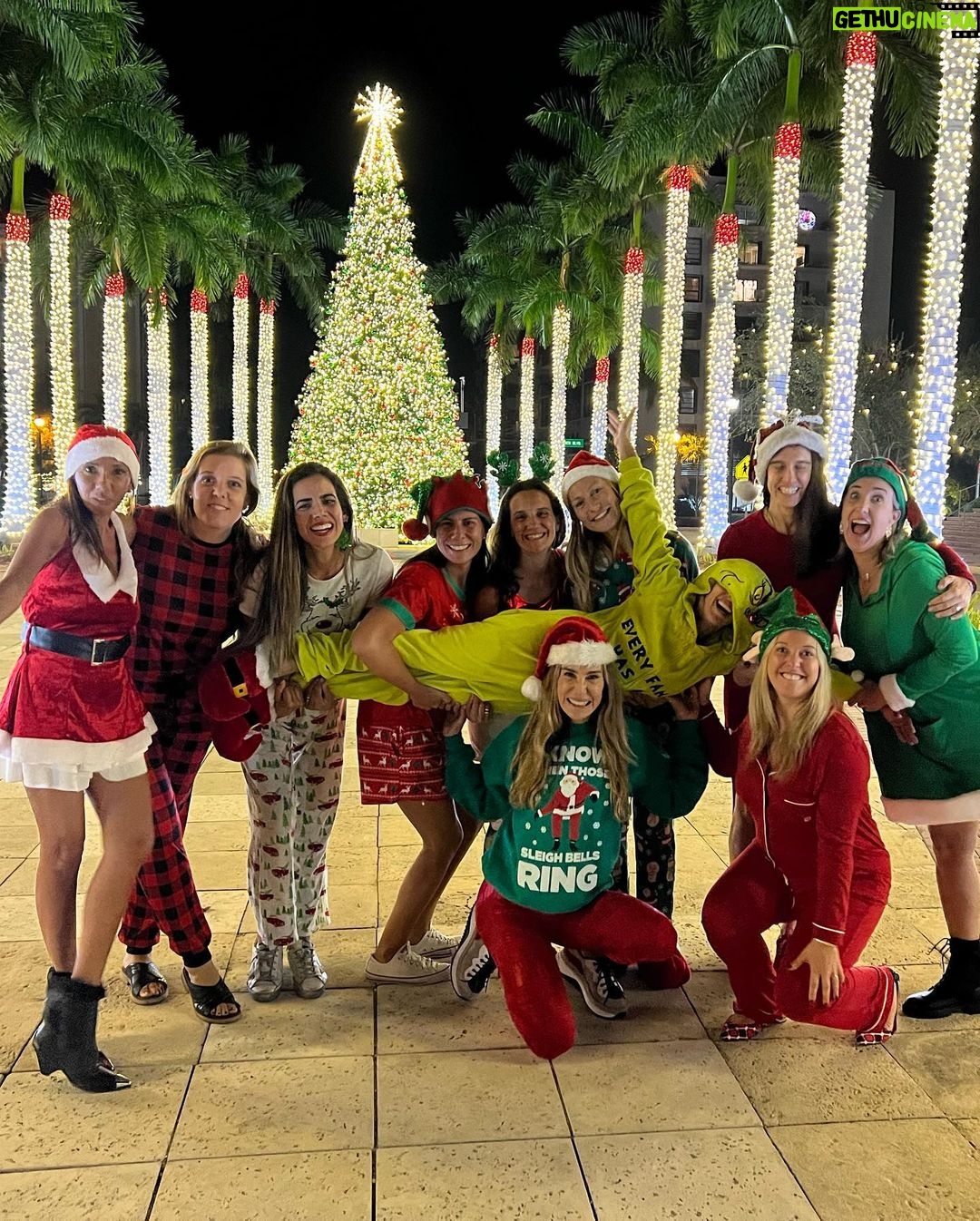 Natalia Streignard Instagram - Con mis friends queridas celebrando la NAVIDAD! Felicidades para todos!!!🌲🌲🌲🌲🌲🌲🌲🌲🌲