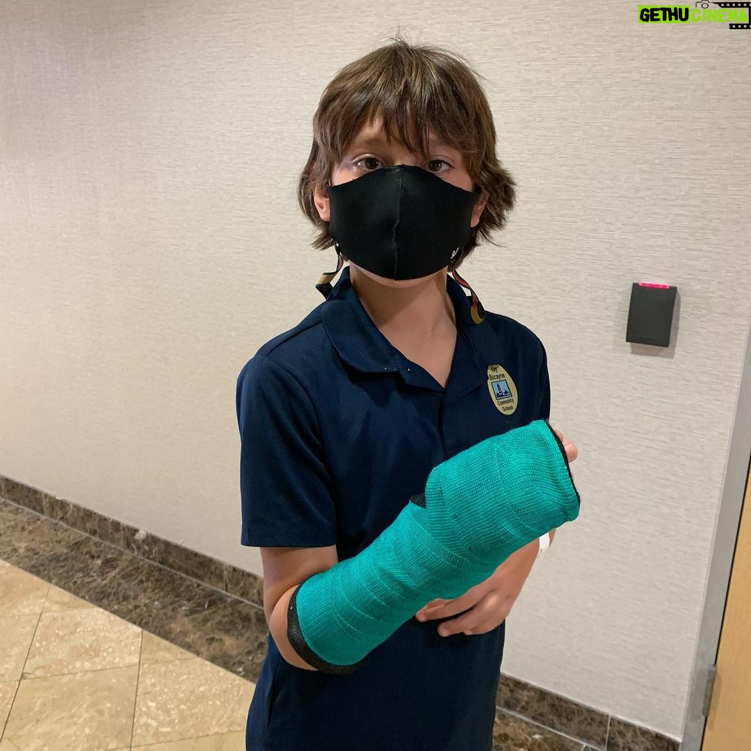 Natalia Streignard Instagram - Yes otro mas....😭 mi principe se fracturo dos dedos de su mano jugando soccer!!! Bueh.... ya tenemos experiencia en yesos jajajjajajajjaj ni modo..!!!!❤️❤️❤️