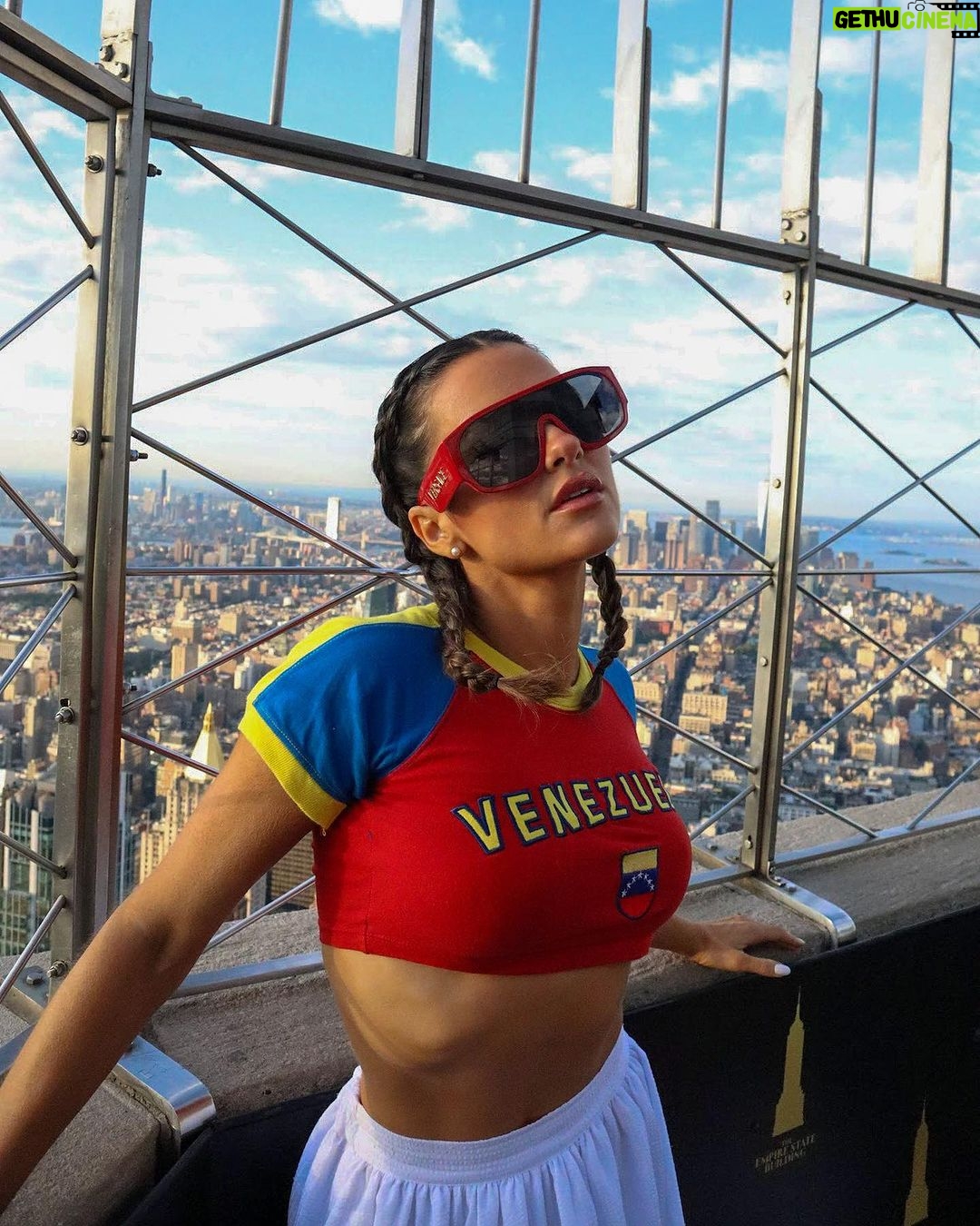 Natalie Negrotti Instagram - Proud to be a Venezuelan American who has lived in both Venezuela and the USA 🇻🇪🇺🇸 Happy hispanic heritage month! Orgullosa de ser venezolana americana y de vivir en venezuela y los estados unidos. ¡Feliz mes de la herencia hispana!!! 📸 @twentysomethingplus Thank you for having me @empirestatebldg @esrtsocial #ESBVIP Empire State Building
