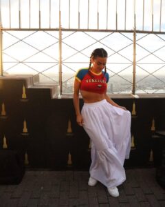 Natalie Negrotti Instagram - Proud to be a Venezuelan American who has lived in both Venezuela and the USA 🇻🇪🇺🇸 Happy hispanic heritage month! Orgullosa de ser venezolana americana y de vivir en venezuela y los estados unidos. ¡Feliz mes de la herencia hispana!!! 📸 @twentysomethingplus Thank you for having me @empirestatebldg @esrtsocial #ESBVIP Empire State Building