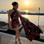 Natalie Negrotti Instagram - 5 star dinners on the crystal waters of the Aegean ♥️ comment below for my dress details and I’ll dm you the link Beefbar Santorini