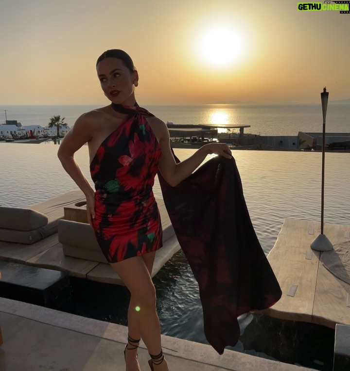 Natalie Negrotti Instagram - 5 star dinners on the crystal waters of the Aegean ♥️ comment below for my dress details and I’ll dm you the link Beefbar Santorini