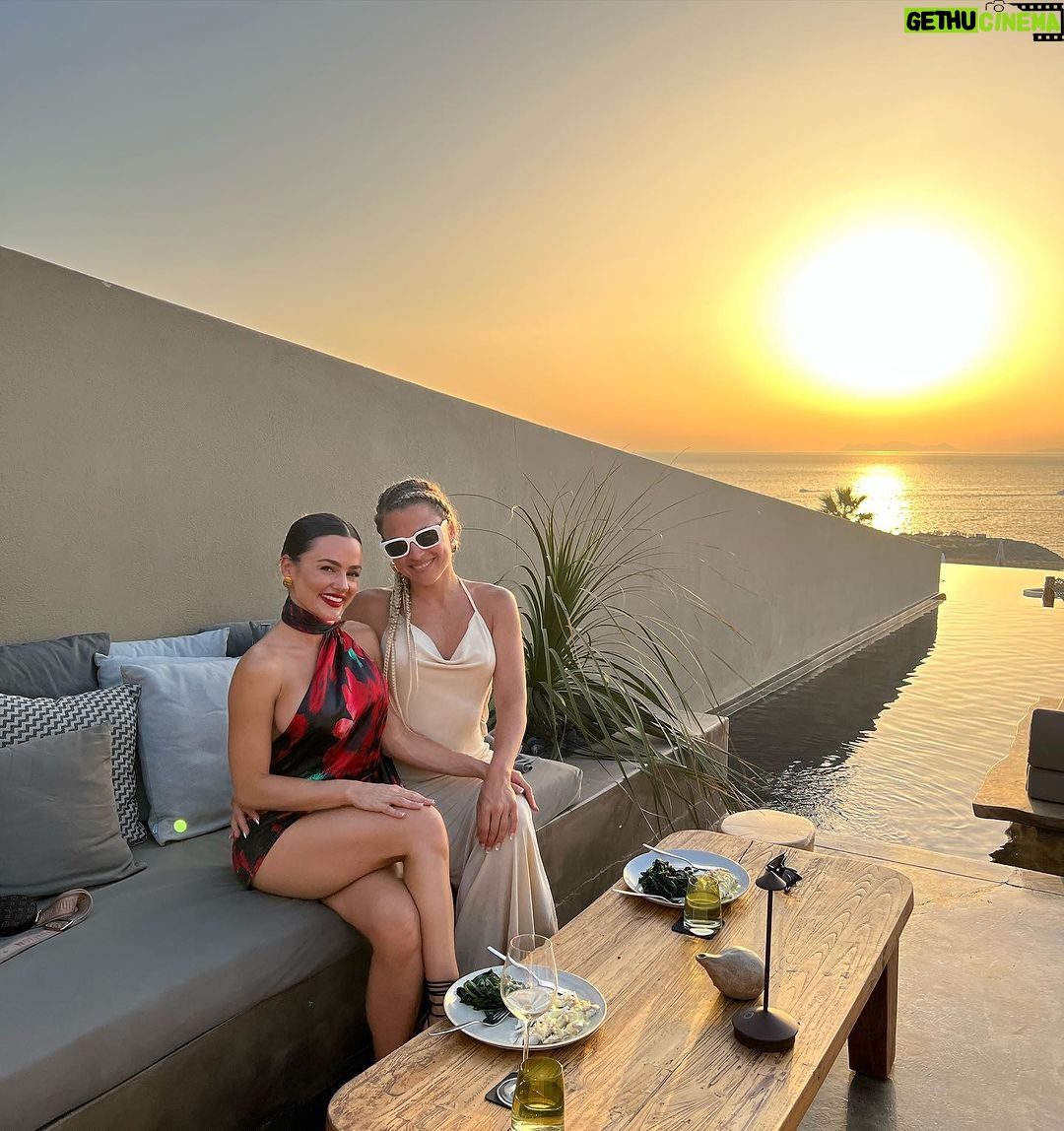 Natalie Negrotti Instagram - 5 star dinners on the crystal waters of the Aegean ♥️ comment below for my dress details and I’ll dm you the link Beefbar Santorini