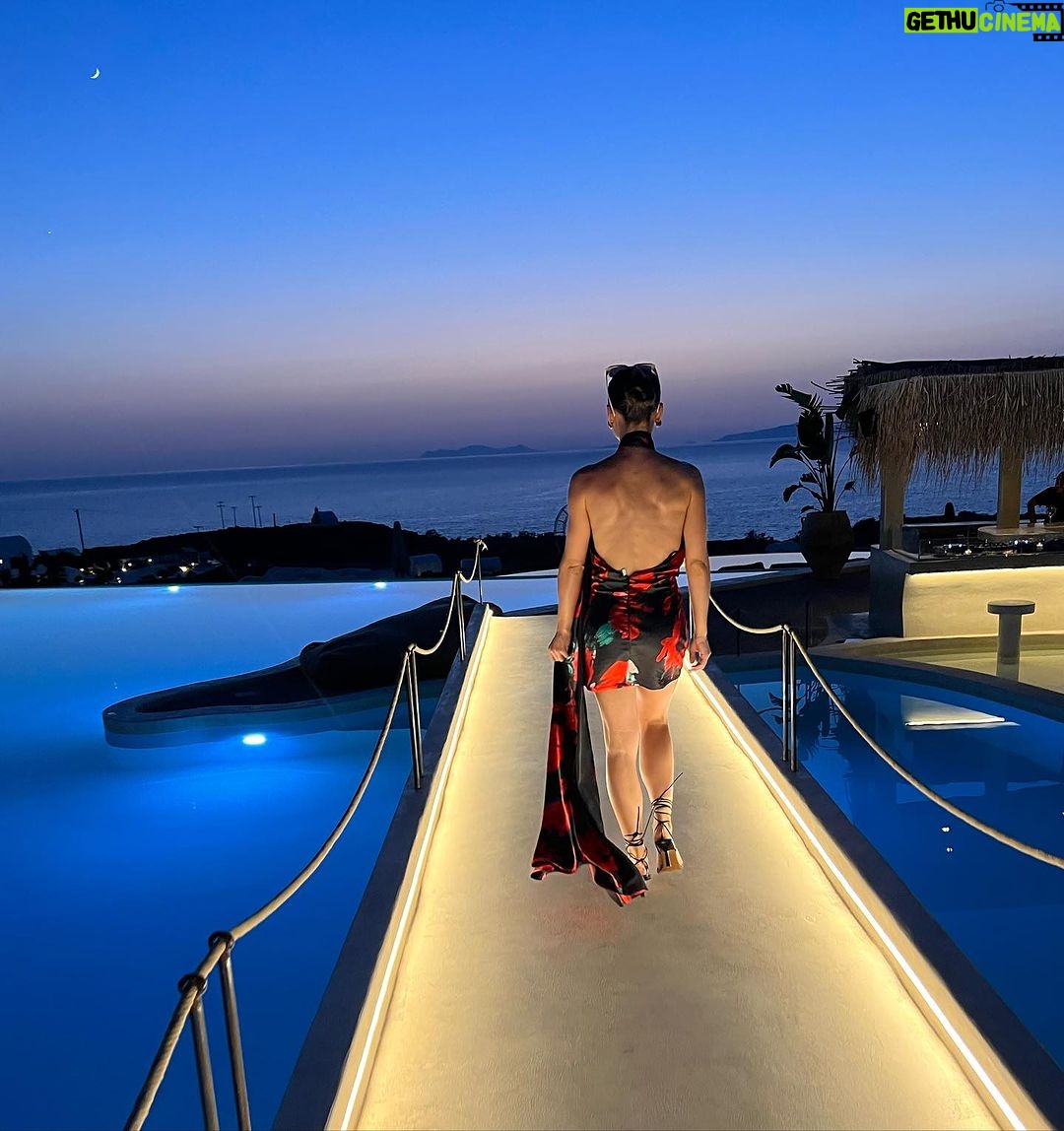 Natalie Negrotti Instagram - 5 star dinners on the crystal waters of the Aegean ♥️ comment below for my dress details and I’ll dm you the link Beefbar Santorini