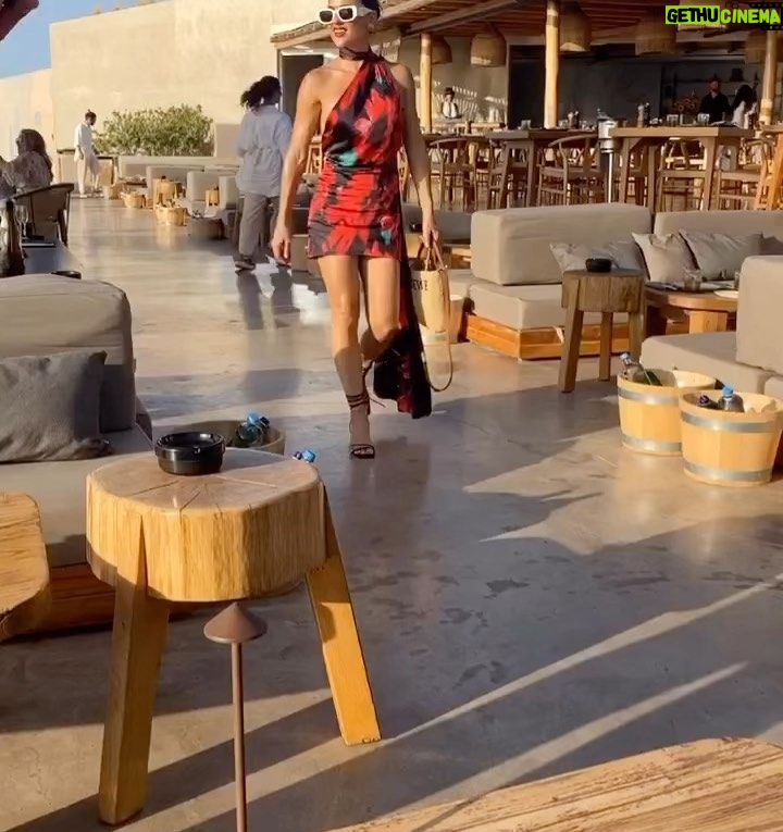 Natalie Negrotti Instagram - 5 star dinners on the crystal waters of the Aegean ♥️ comment below for my dress details and I’ll dm you the link Beefbar Santorini