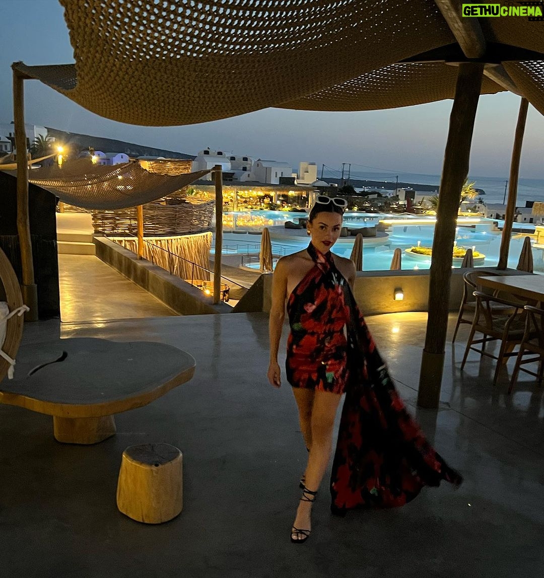 Natalie Negrotti Instagram - 5 star dinners on the crystal waters of the Aegean ♥️ comment below for my dress details and I’ll dm you the link Beefbar Santorini