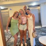 Natalie Negrotti Instagram - family vacay in Aruba 🇦🇼 it’s the last slide for me 🤣 Lighthouse Aruba