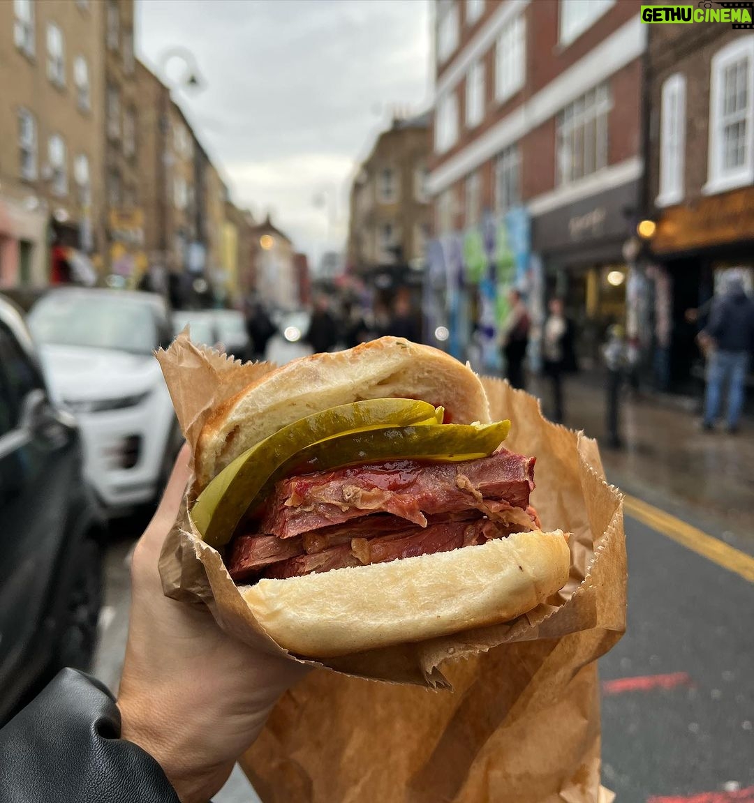 Natalie Negrotti Instagram - London day 1 & ate a salt beef beigel 🇬🇧🥯 Brick Lane