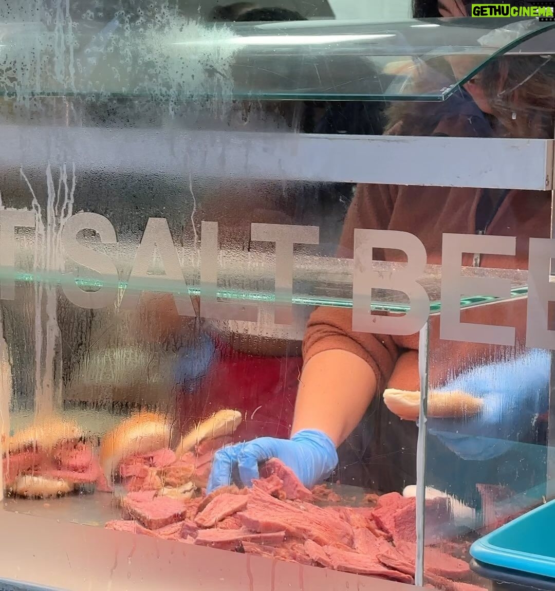 Natalie Negrotti Instagram - London day 1 & ate a salt beef beigel 🇬🇧🥯 Brick Lane