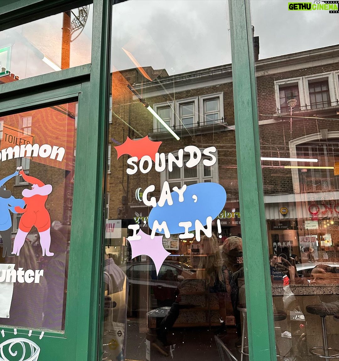 Natalie Negrotti Instagram - London day 1 & ate a salt beef beigel 🇬🇧🥯 Brick Lane