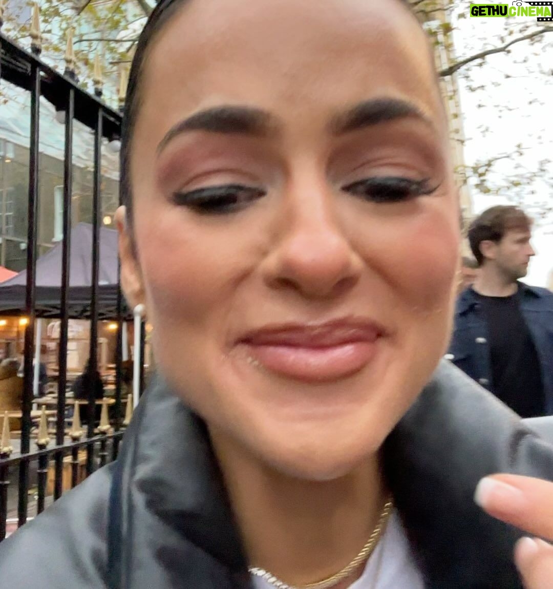 Natalie Negrotti Instagram - London day 1 & ate a salt beef beigel 🇬🇧🥯 Brick Lane