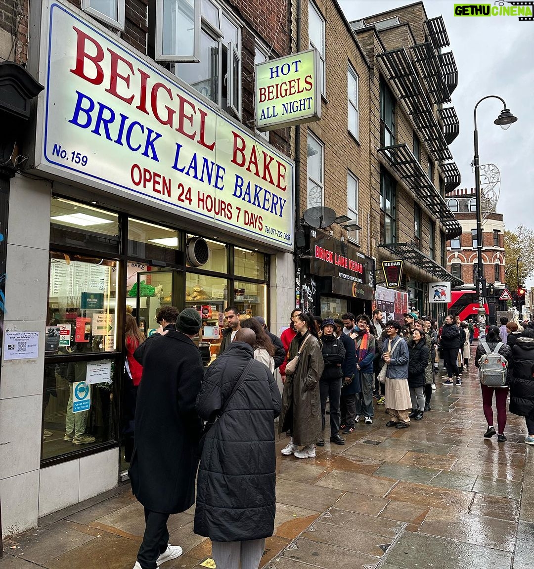 Natalie Negrotti Instagram - London day 1 & ate a salt beef beigel 🇬🇧🥯 Brick Lane