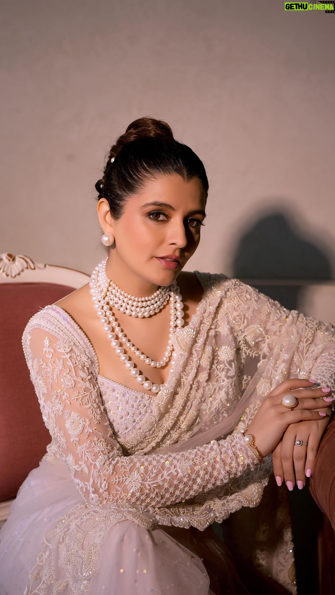 Natasha Luthra Instagram - Draped in pearls and crystals 𫧠Wearing this beautiful âINARIâ saree by @riantasofficial â¨đ Glam @priyatodarwal Hair @hairmakeupbymeenal Shot by @iris.filmss #ivorytribe#riantas #rbrides #indianwedding #indianfashion #sundownerbride #bridalfashion #couture2024 #pearldesigns