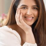 Natasha Luthra Instagram - Finally found a dark circle serum that works!! Helps to reduce dark circles and overall brightening the eye area. @lorealparis GLYCOLIC BRIGHT DARK CIRCLE EYE SERUM uses a powerful 3% active ingredient complex and has a special triple roller applicator which makes it soo easy to use. Now roll away dark circles. Get it on @mynykaa @myntrabeauty @tirabeauty #RollAwayDarkCircles #NewGlycolicBrightEyeSerum #newlaunch #eyeserum #LorealParis #LorealParisIndia #ad