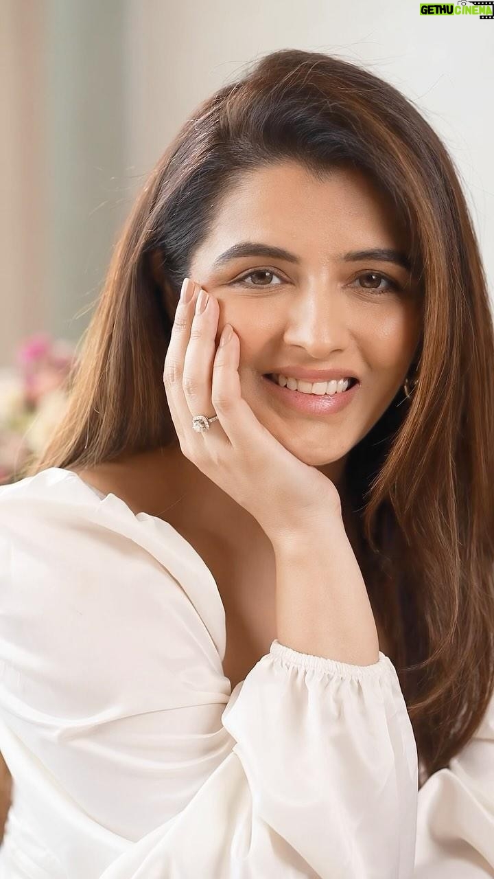 Natasha Luthra Instagram - Finally found a dark circle serum that works!! Helps to reduce dark circles and overall brightening the eye area. @lorealparis GLYCOLIC BRIGHT DARK CIRCLE EYE SERUM uses a powerful 3% active ingredient complex and has a special triple roller applicator which makes it soo easy to use. Now roll away dark circles. Get it on @mynykaa @myntrabeauty @tirabeauty #RollAwayDarkCircles #NewGlycolicBrightEyeSerum #newlaunch #eyeserum #LorealParis #LorealParisIndia #ad