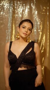 Natasha Luthra Instagram - It’s that season when we get ready to sparkle for the celebrations, and @lakmeindia ‘slatest Glitterati Range is ideal for achieving that dazzling look! 💥 Created this cosmic sparkle look using some of my fav products ! - Luminous Skin Tint Foundation - Warm Sand - Explore Eye Paint - Glittering Gold Dust - Absolute Shine Eyeliner -  Daring Blue - Shine Line Lipstick - Sand Nude #LakmeGlitterati #LakmeGlitteratiCollection #LakmeMakeUp #LakmeIndia #festiveglam #ad